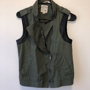 Lightweight military style vest (NEVER WORN)